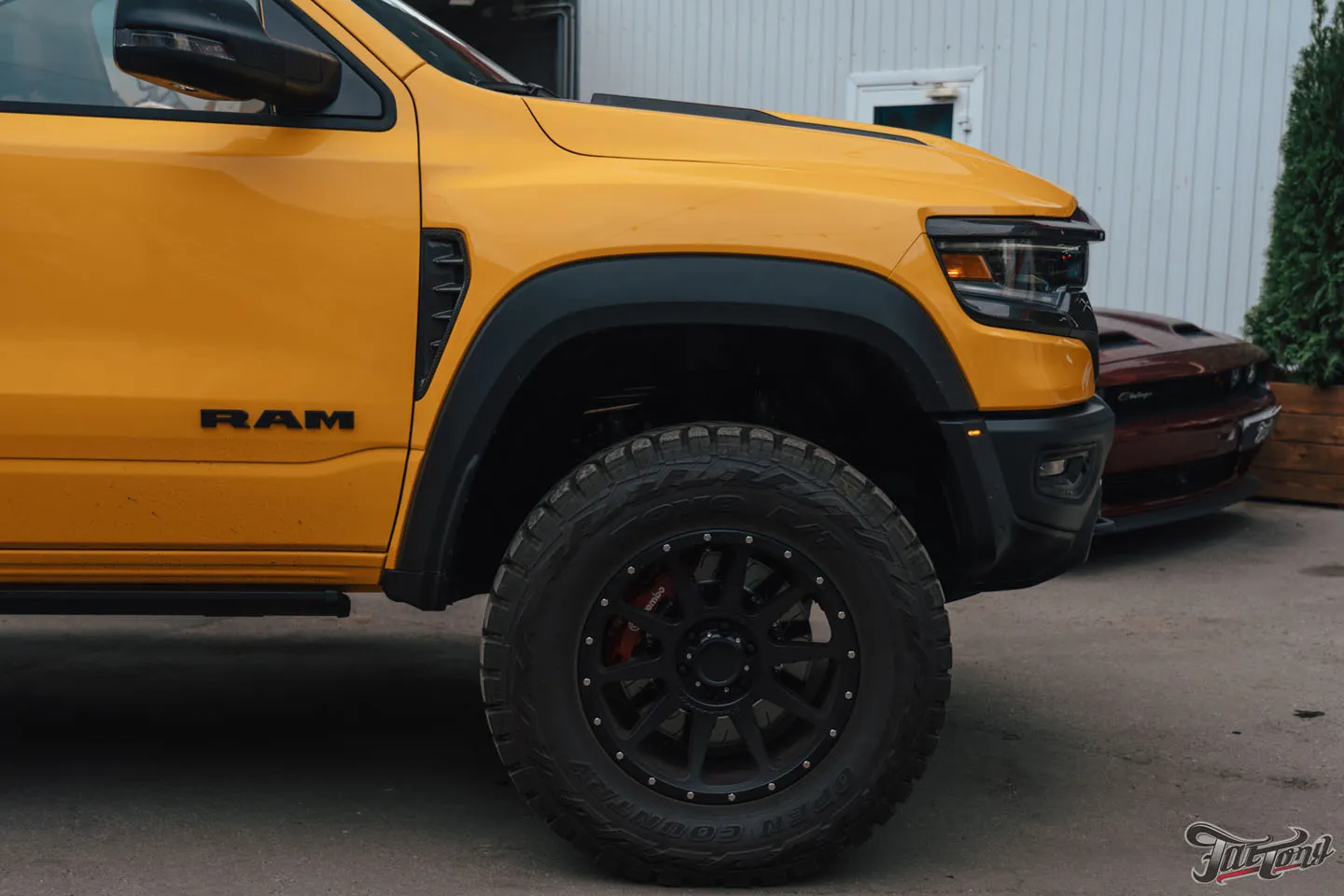 Что мы сделали с RAM TRX Hennessey Mammoth 1000?! Часть 1: автомобиль до начала работ, оклейка винилом и полиуретаном, татуировки в проемах